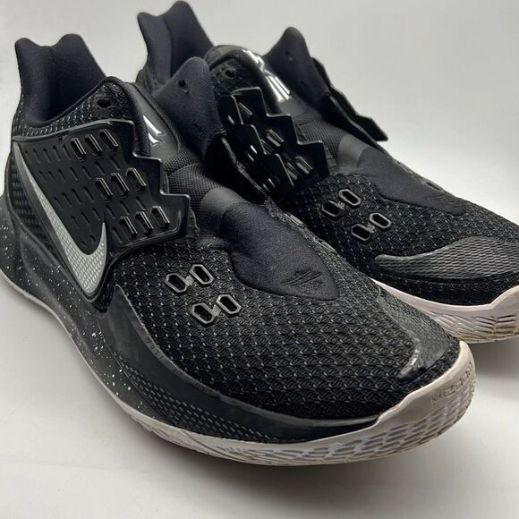 Nike Kyrie Low 2 'Black Metallic‎ Silver’ ”AV6337-003”'- Men 10.5 - Picture 1 of 9